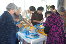 慈愛園ケアハウス干し柿作り